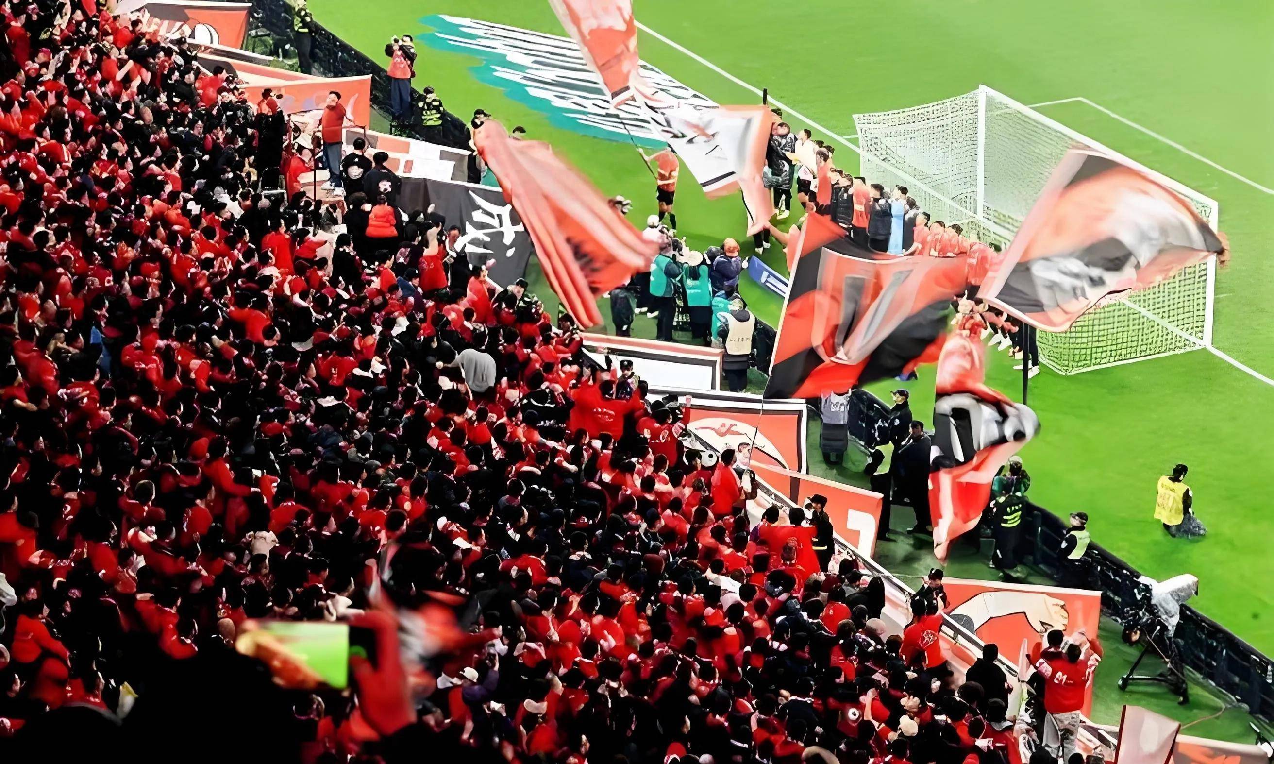 势均力敌，一场篮球联赛引人入胜的对决让球迷沸腾