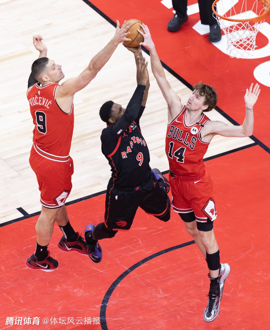 爆发性比赛重现,场上对决如火如荼 爆发性比赛重现,场上对决如火如荼