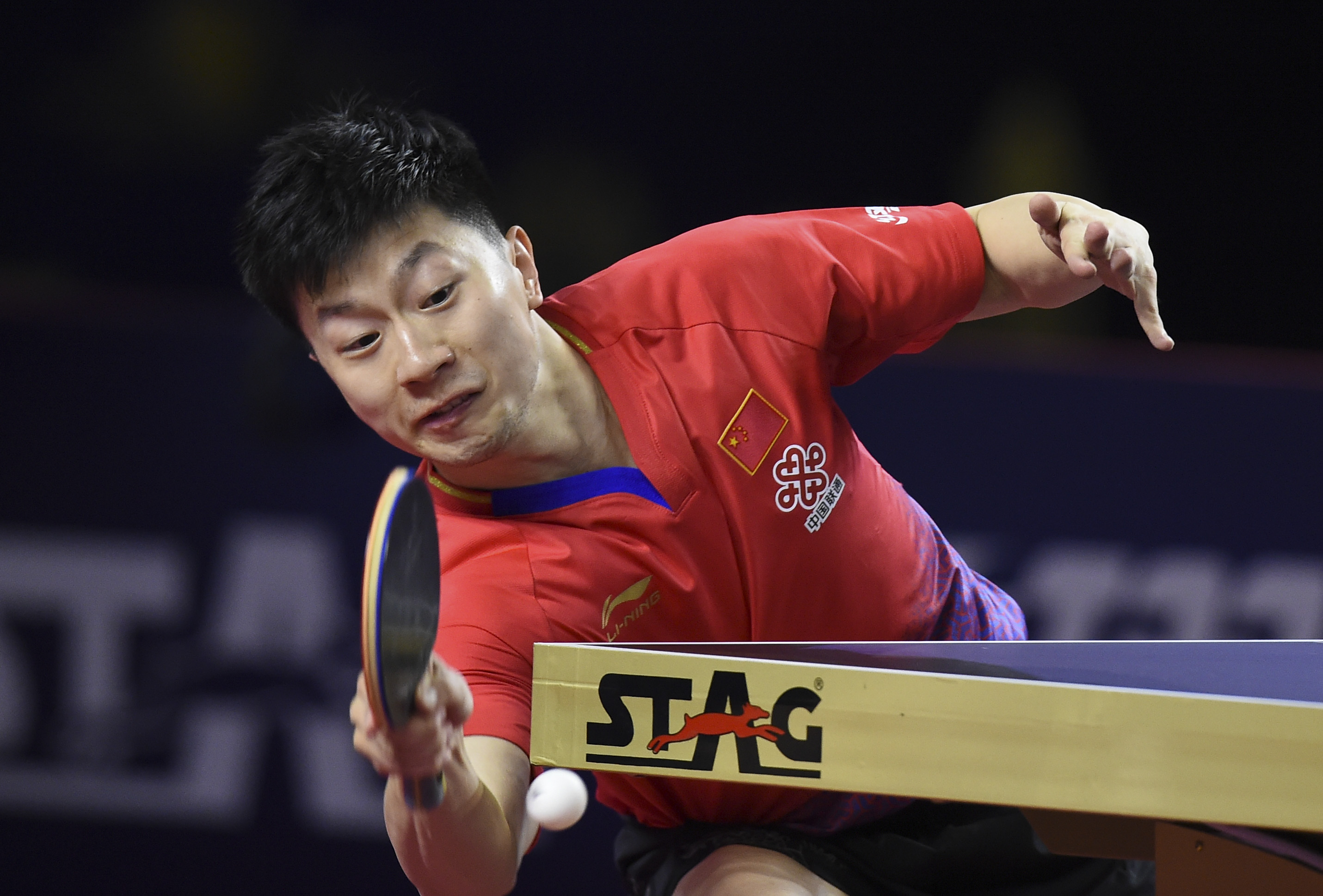 乒乓球公开赛选手实力激烈争夺，争取胜利的简单介绍